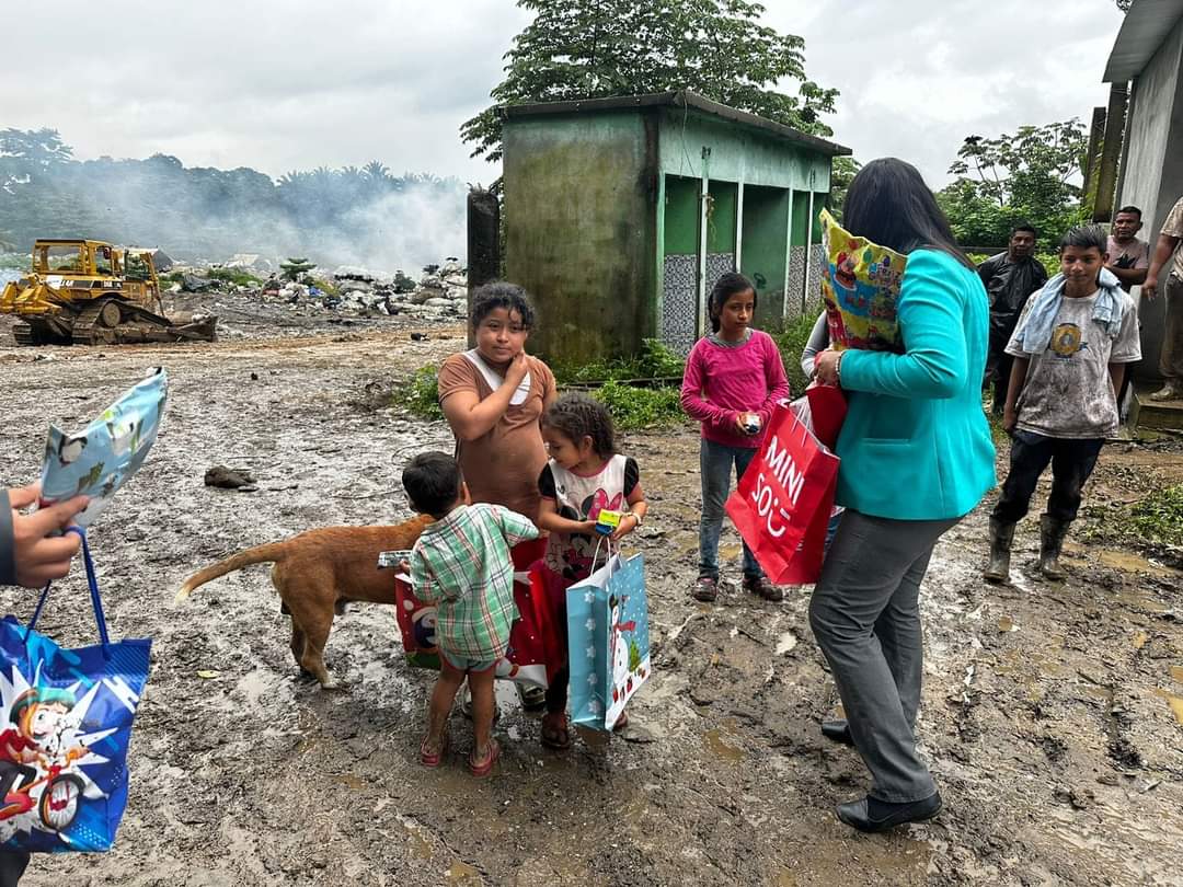 Corazón altruista: Trabajadores llevan alegría a niños