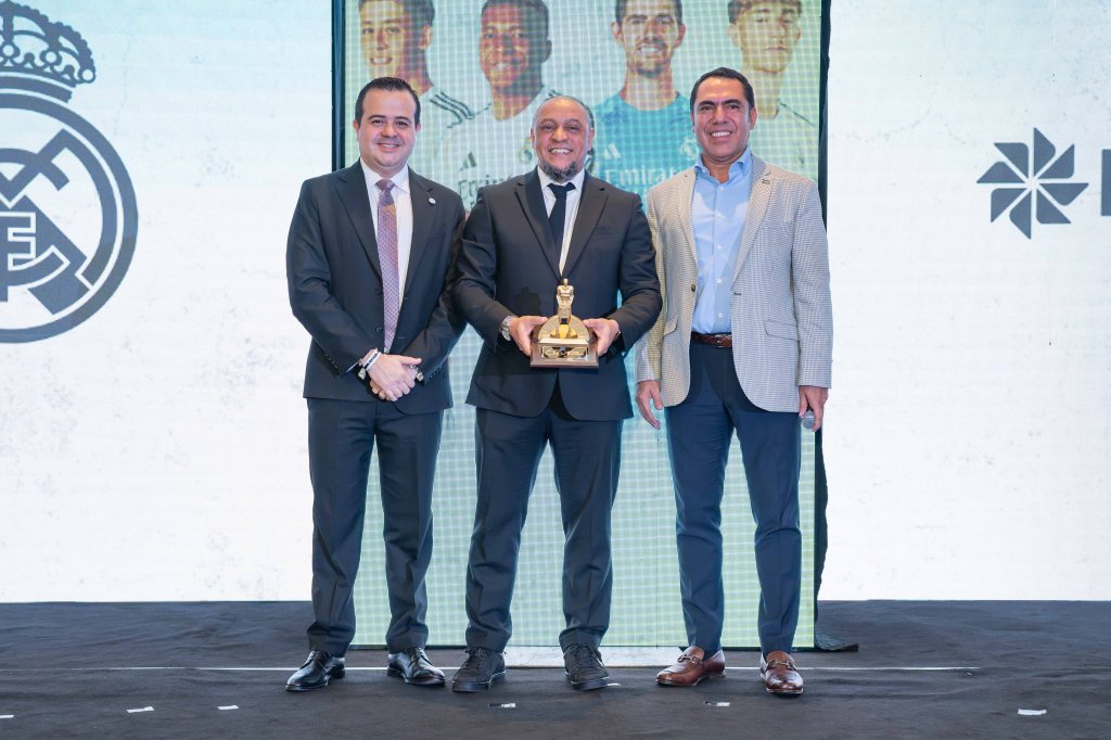 Roberto Carlos participa en encuentro sobre liderazgo y deporte en Guatemala